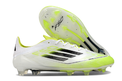 Chuteira campo Adidas F50 Elite na cor branca e amarela, com design aerodinâmico e solado com cravos para melhor tração.