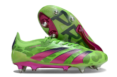 Chuteira Trava Mista Adidas Predator Elite SG em destaque, com design verde e detalhes em roxo.