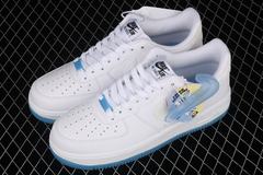 Tênis Nike Air Force 1 Low UV White/White-White-University Blue Swooshes e saltos mudando de cor quando exposto ao calor / luz solar.