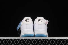 Tênis Nike Air Force 1 Low UV White/White-White-University Blue Swooshes e saltos mudando de cor quando exposto ao calor / luz solar. na internet