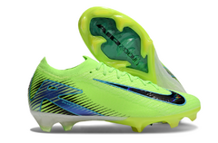 Chuteira Campo Nike Air Zoom Mercurial Vapor 16 Elite FG na cor verde-limão, destacando o design aerodinâmico e a sola com cravos.