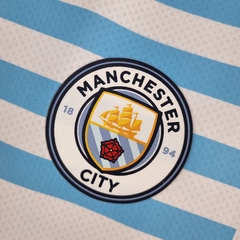 Camisa Manchester City pré-jogo azul e branco 22/23