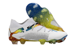 Chuteira de futebol Puma Future 7 Ultimate FG, com design moderno em branco e detalhes coloridos.