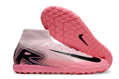 Chuteira Society Nike Air Zoom Mercurial Superfly 10 Elite TF na cor rosa, com detalhes em preto e sola apropriada para gramados sintéticos.