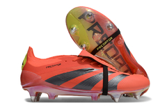 Chuteira Trava Mista Adidas Predator Elite Tongue SG, na cor laranja com detalhes em preto e amarelo, mostrando a parte superior e a sola com cravos.