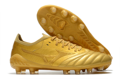 Chuteira Mizuno MORELIA NEO III β, modelo em amarelo, com solado FG, ideal para campos de futebol.