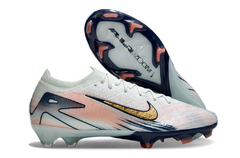 Chuteira de futebol Nike Air Zoom Mercurial Vapor 16 Elite Dream Speed FG, com design moderno em tons de branco, azul e detalhes dourados.