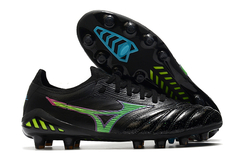 Chuteira Mizuno MORELIA NEO III β na cor preta com detalhes em verde e rosa, ideal para campo.