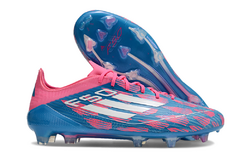 Chuteira Campo Adidas F50 Elite em azul e rosa com design moderno.