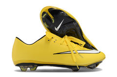 Chuteira Campo Nike Mercurial Vapor X FG na cor amarela, com detalhes em preto e branco.