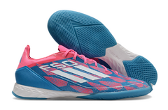 Chuteira de futsal Adidas F50 PRO IC nas cores azul e rosa, com detalhes em branco e sola projetada para quadras internas.