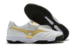 Chuteira Society Mizuno Morelia Elite AS II PRO na cor branca com detalhes em dourado.