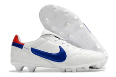 Chuteira de futebol Nike The Premier III FG em couro branco com detalhes azuis e vermelhos.