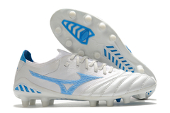 Chuteira Mizuno MORELIA NEO III β Made In Japan FG com design branco e detalhes em azul, vista frontal e traseira