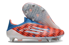 Chuteira Trava Mista Adidas F50 Elite Laceless SG com design vibrante em azul e laranja, destacando a parte inferior com travas.