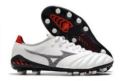 Chuteira Mizuno MORELIA NEO III β Made In Japan FG na cor branca com detalhes em preto e vermelho, vista lateral e inferior.