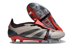 Chuteira Trava Mista Adidas Predator Elite Tongue SG, com design moderno e sola com cravos para melhor aderência no campo.