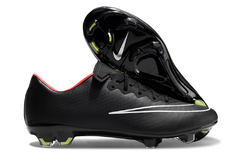 Chuteira Campo Nike Mercurial Vapor X FG na cor preta com detalhes em vermelho e sola preta, destacando o logo da Nike.