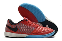 Chuteira futsal Nike Lunar Gato II IC na cor vermelha, com detalhes em preto e azul, vista lateral e inferior.