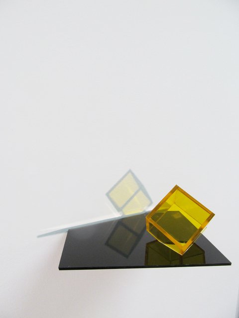 Leo Ocello. Iceberg amarillo, 15 x 10 x 10 cm.