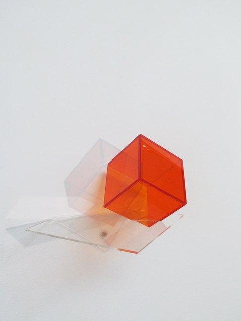 Leo Ocello. Iceberg naranja, 15 x 10 x 10 cm.