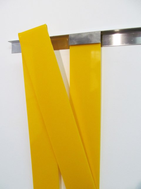 Leo Ocello. Painting amarillo, 80 x 40 x 15 cm.