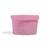 Imagem frontal de um lindo hidratante corporal em barra de tom rosa, em um fundo branco. O hidratante corporal é uma barra sólida em formato de pote.