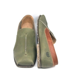 Mocassim, couro graxo musgo, sola borrachas recicladas. Ref. 004.404 - comprar online