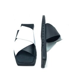 Origami, couro macio preto e branco. Sola exclusiva design japonês. Ref. 012.504. SOB ENCOMENDA - Ipadma