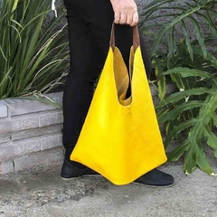 Bolsa Despojada - couro lumi mocaccino, com alça amarela, formato 50 x 48 cm. Ref. 103. SOB ENCOMENDA na internet