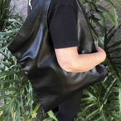 Bolsa Minimalista, couro lumi preto com metalizado, formato 45 x 59 cm. Ref. 102. SOB ENCOMENDA - comprar online