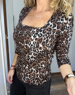 Imagen de Remera Leopardo cuello cuadrado