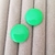 Brinco botão verde neon