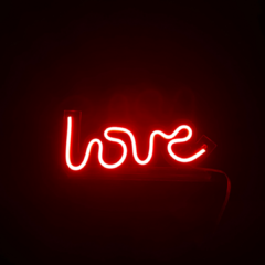 Placa Neon Led de Mesa Palavra Love na internet