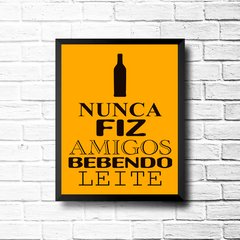 PLACA NUNCA FIZ AMIGOS BEBENDO LEITE - comprar online