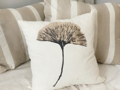 Almohadon ginkgo grafito y vison cuadrado - comprar online