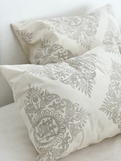 Almohadón cruz gris rectangular