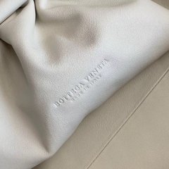 Bolsa Bottega Veneta The Pouch Off White Italiana na internet