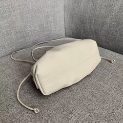 Bolsa Bottega Veneta The Pouch 20 Pequena Off White Italiana na internet