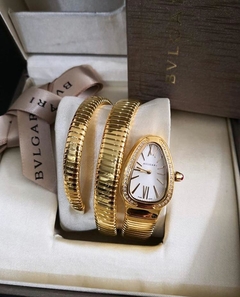 Relógio Bulgari Serpenti Dourado Fundo Branco Com Brilho Duas Voltas Italiana