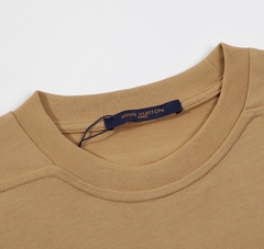 Camiseta Louis Vuitton Bege Bordada Italiana - Bolsas e Grife