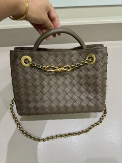 Bolsa Bottega Veneta Andiamo Pequena Alça em Corrente Marrom Italiana - comprar online