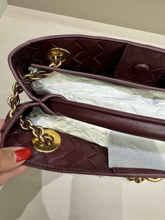 Bolsa Bottega Veneta Andiamo Pequena Alça em Corrente Bordô Vinho Italiana na internet