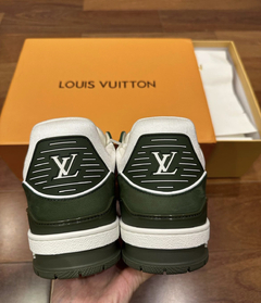 Tênis Louis Vuitton Trainer Branco e Verde Militar Masculino Italiana - Bolsas e Grife
