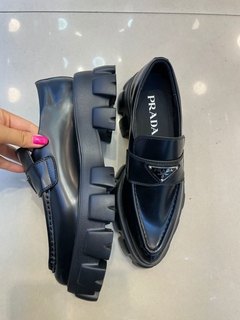 Mocassim Monolith Prada em Couro Preto com Bico Fino Italiana na internet