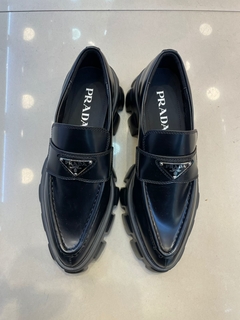 Mocassim Monolith Prada em Couro Preto com Bico Fino Italiana - comprar online