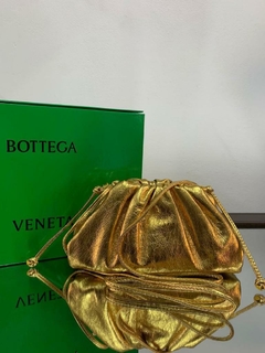 Bolsa Bottega Veneta The Pouch 20 Pequena Dourada Metalizada Italiana