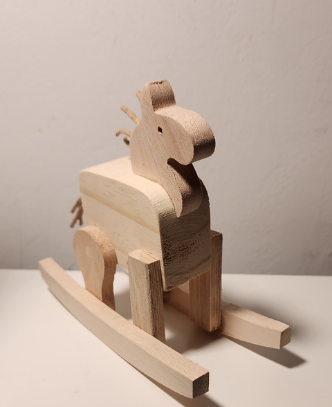 Caballito de madera mecedor