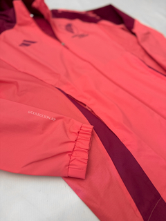 CAMPERA ROMPEVIENTOS SALMON DE LLUVIA ENTRENAMIENTO 2025 - Colección RP