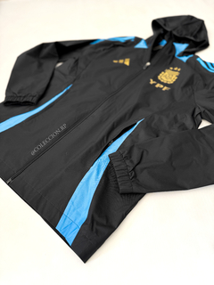 CAMPERA ROMPEVIENTOS DE ENTRENAMIENTO NEGRA ARGENTINA AFA 2024 - Colección RP